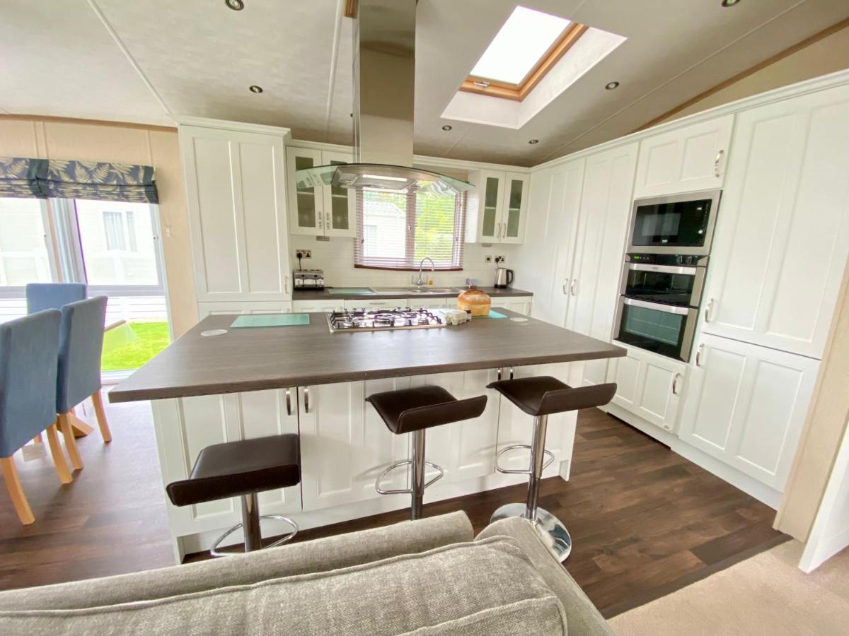 Wildflower, Premium Plus Hot Tub Lodge South Cerney Exterior foto