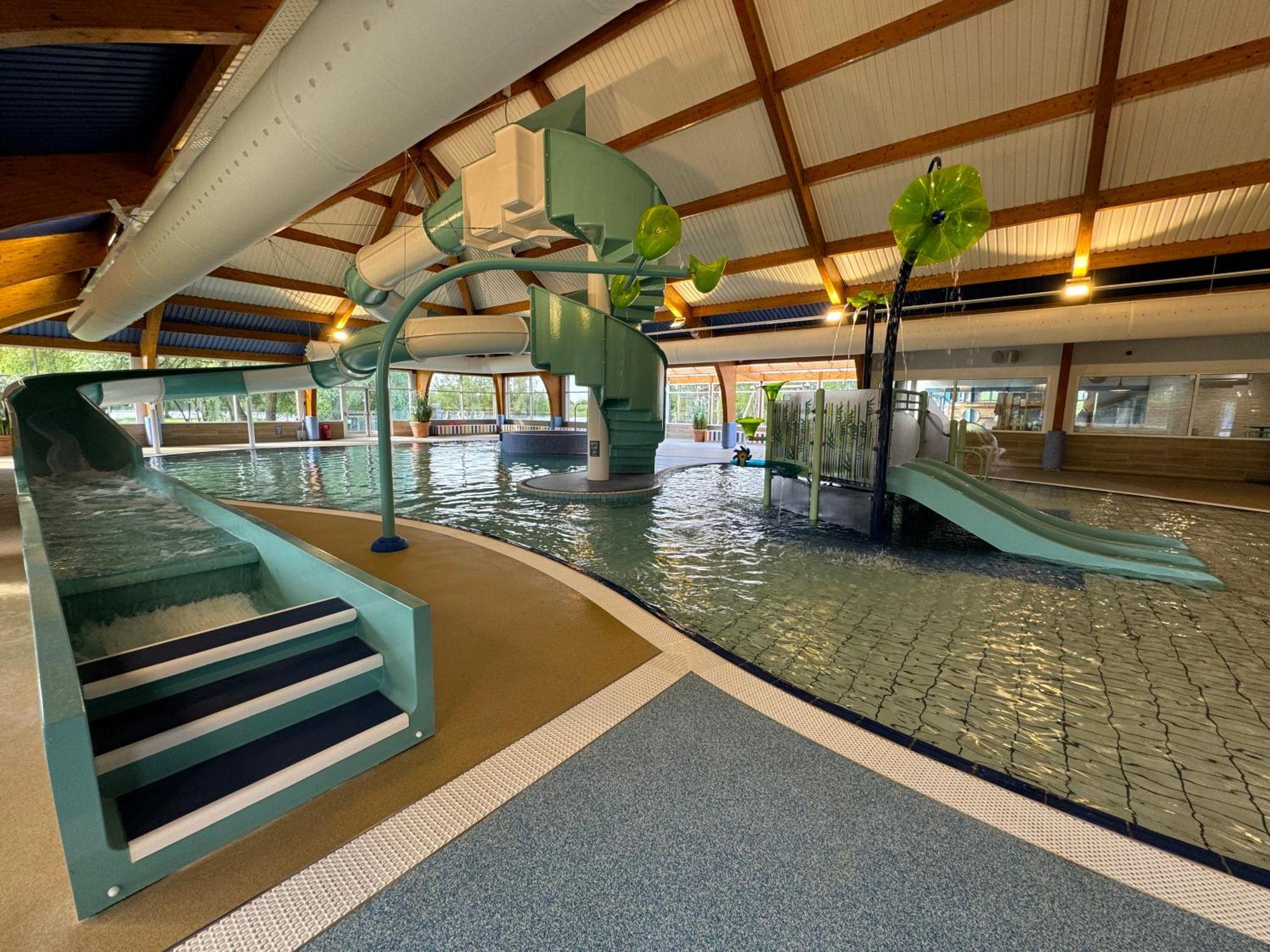 Wildflower, Premium Plus Hot Tub Lodge South Cerney Exterior foto